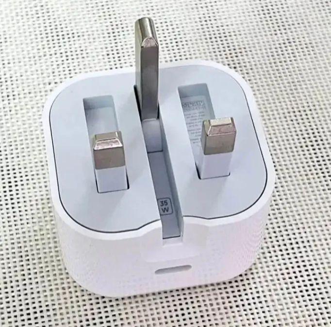 Apple 20W USB-C Fast Charger Image 4